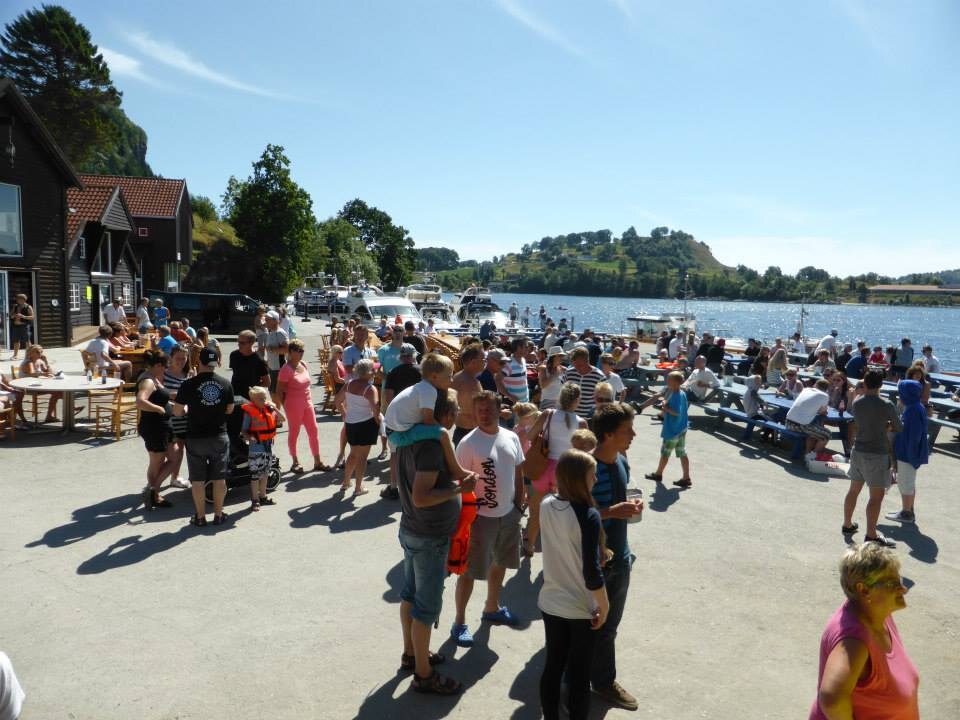 Folkeliv ved sjøhusene under Fiskefestivalen