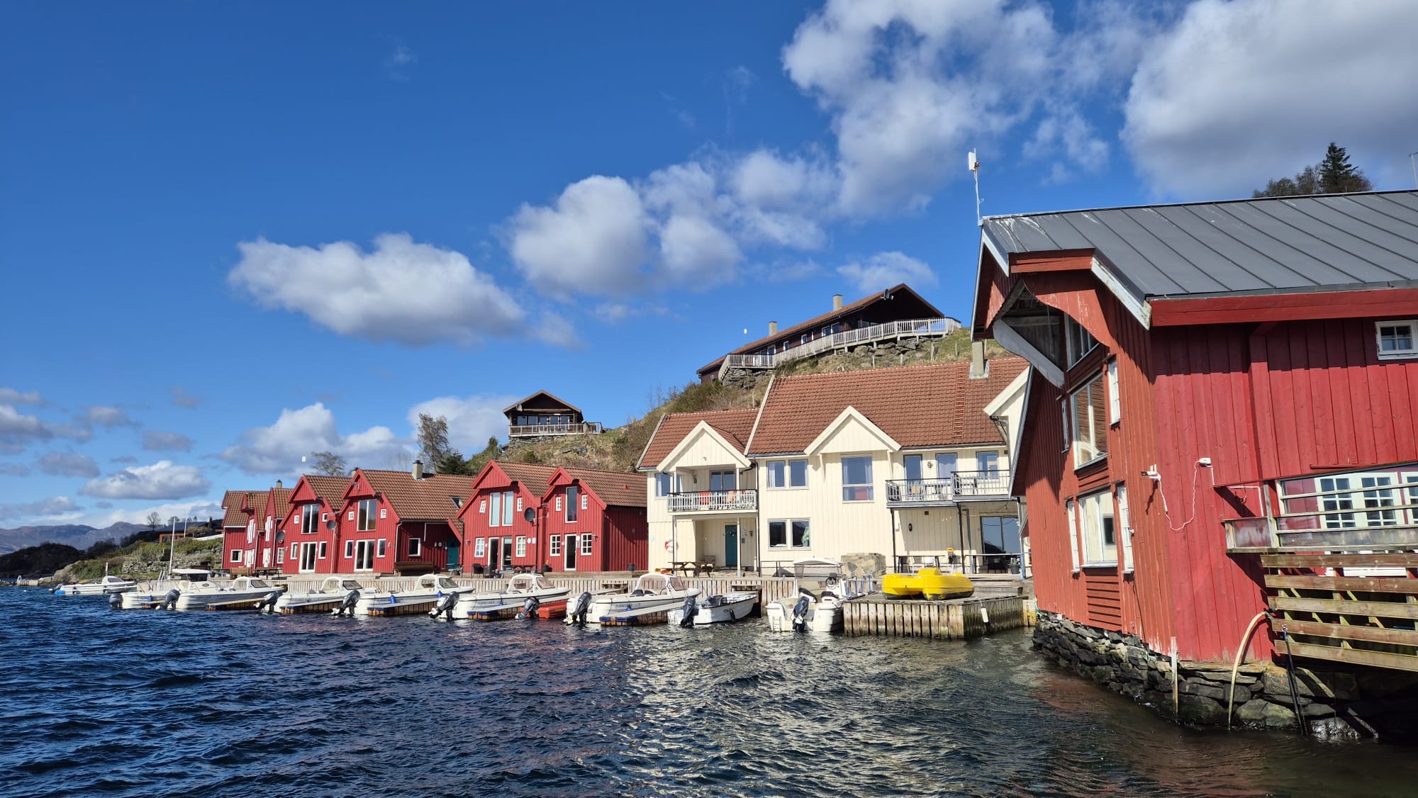 Sjøhus og brygger ved Sjernarøy Maritim sett fra sjøen